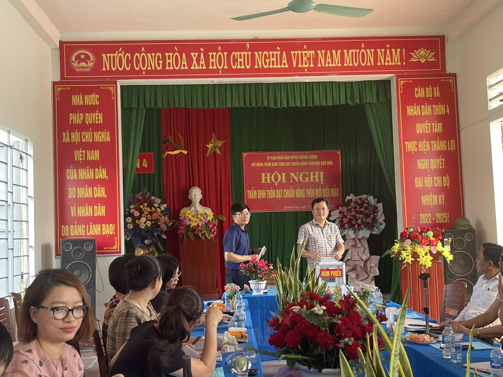 Thành viên Hội đồng thẩm định tham gia bỏ phiếu công nhận thôn 4 xã Quảng Giao đạt chuẩn NTM kiểu mẫu.